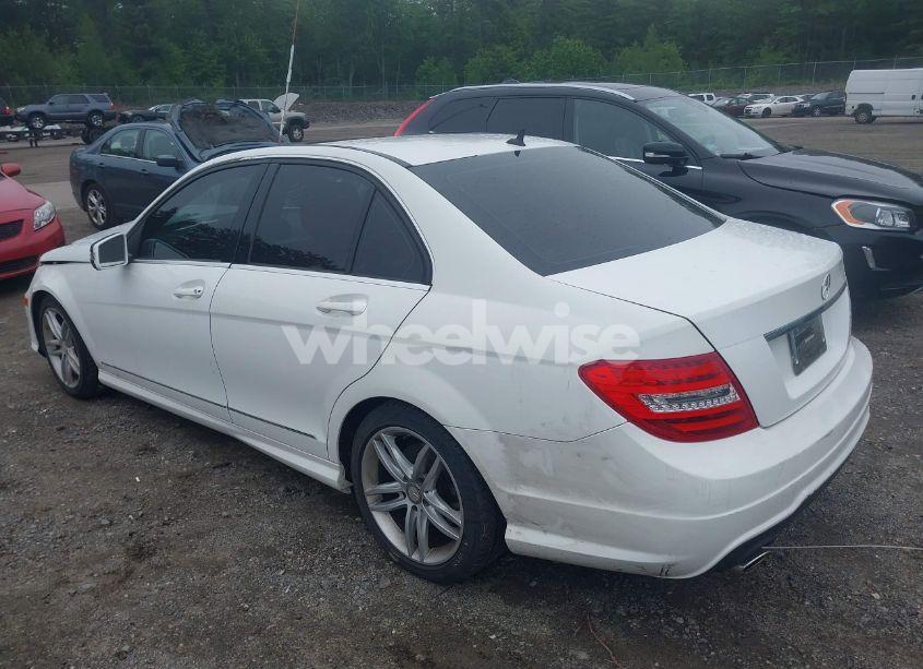 Photo 3 of 2013 Mercedes-benz C 300 LUXURY 4MATIC/SPORT 4MATIC (VIN WDDGF8AB2DR247992)