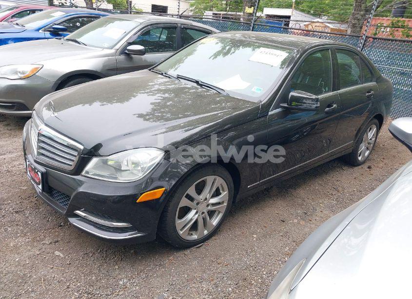 Photo 2 of 2013 Mercedes-benz C 300 LUXURY 4MATIC/SPORT 4MATIC (VIN WDDGF8AB2DR274240)