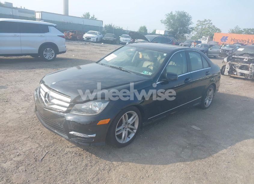 Photo 2 of 2013 Mercedes-benz C 300 LUXURY 4MATIC/SPORT 4MATIC (VIN WDDGF8AB7DR287761)
