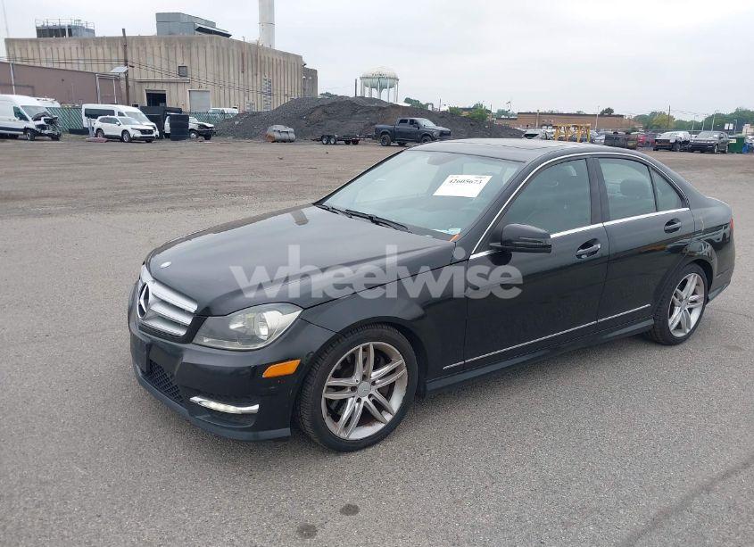 Photo 2 of 2013 Mercedes-benz C 300 LUXURY 4MATIC/SPORT 4MATIC (VIN WDDGF8AB7DR288313)