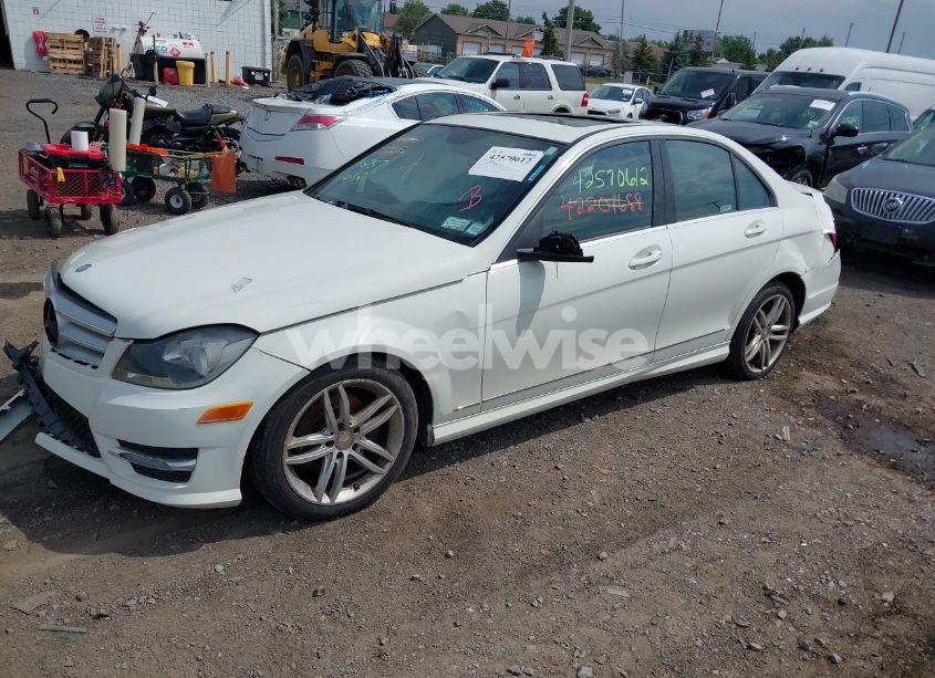 Photo 2 of 2012 Mercedes-benz C 300 LUXURY 4MATIC/SPORT 4MATIC (VIN WDDGF8BB2CA643903)