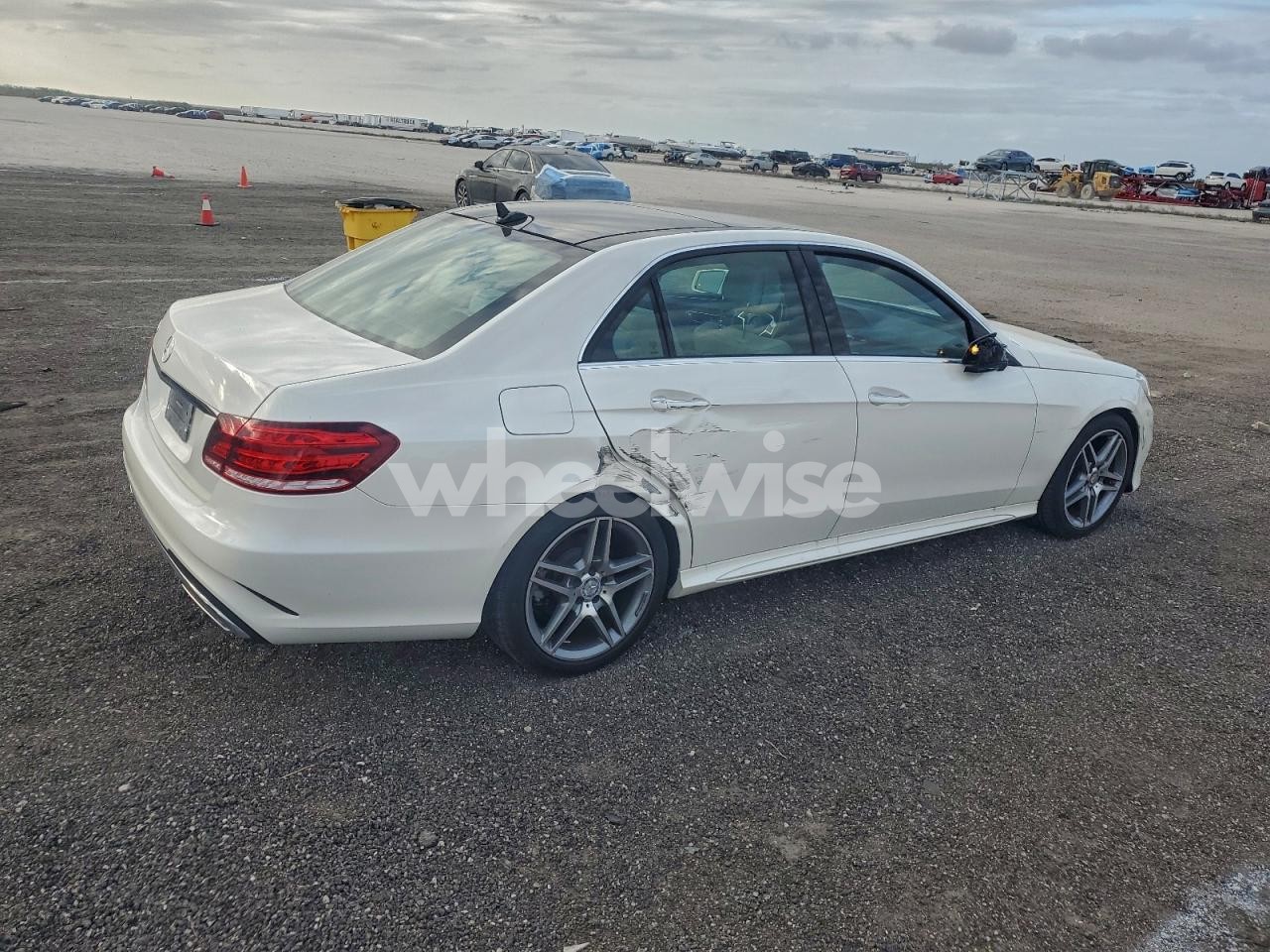 Photo 3 of 2014 MERCEDES-BENZ E 350 (VIN WDDHF5KB7EA922088)