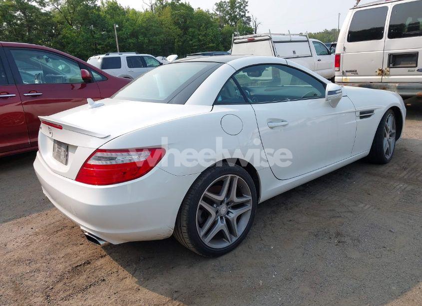 Photo 4 of 2015 Mercedes-benz Slk 250 (VIN WDDPK4HA2FF100514)