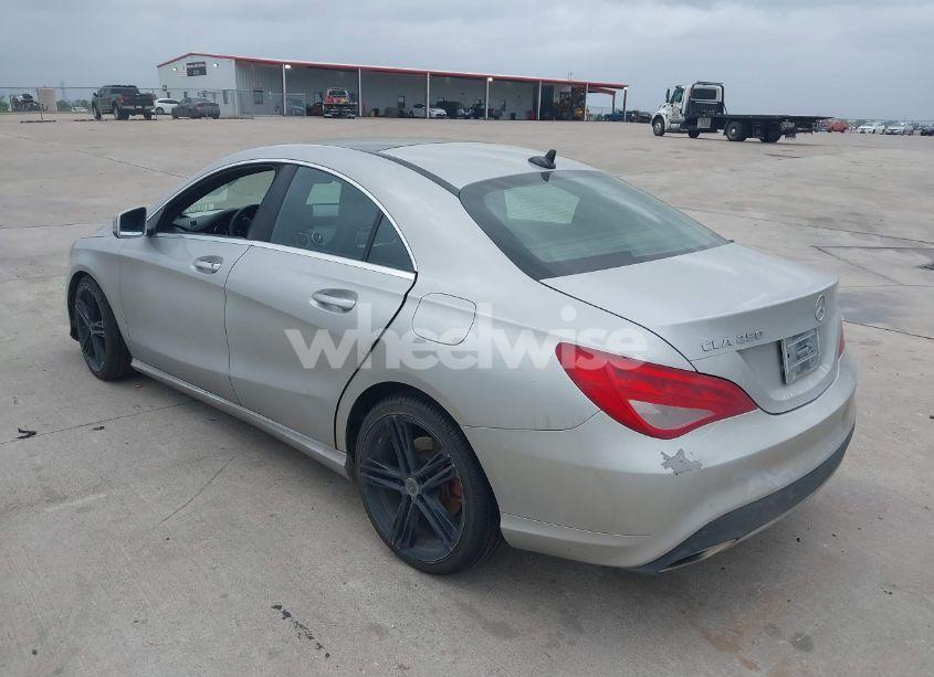 Photo 3 of 2018 Mercedes-benz Cla 250 (VIN WDDSJ4EB1JN556917)
