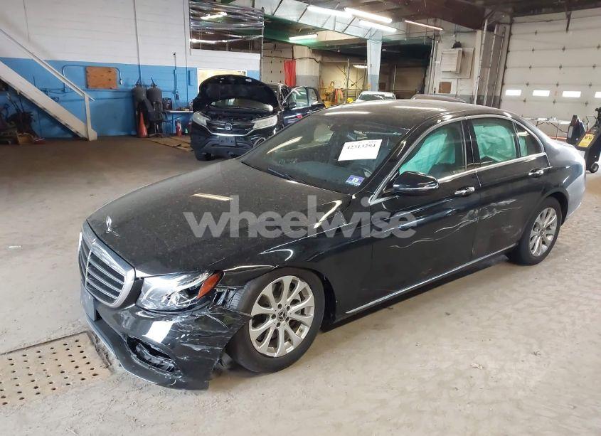 Photo 2 of 2019 Mercedes-benz E 300 4MATIC (VIN WDDZF4KB2KA577059)