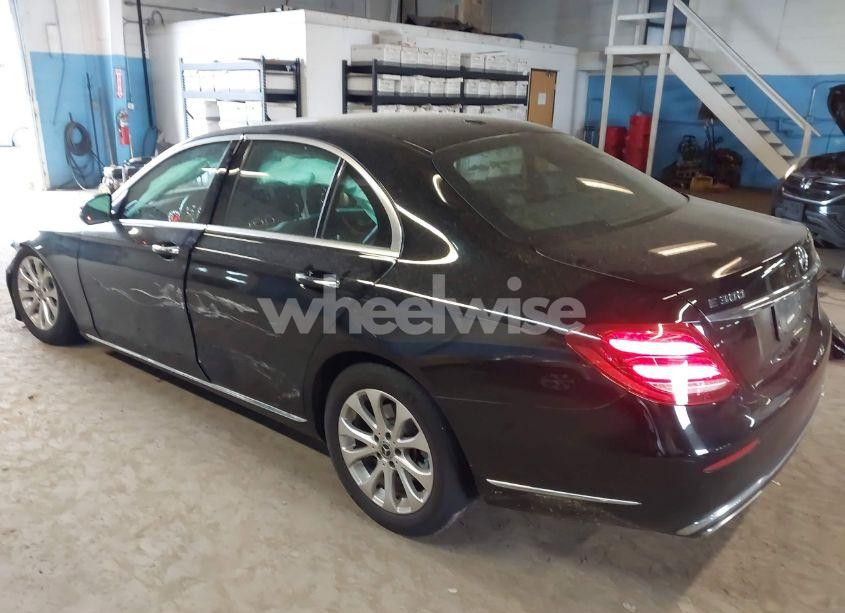 Photo 3 of 2019 Mercedes-benz E 300 4MATIC (VIN WDDZF4KB2KA577059)