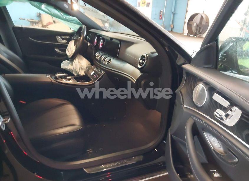 Photo 5 of 2019 Mercedes-benz E 300 4MATIC (VIN WDDZF4KB2KA577059)