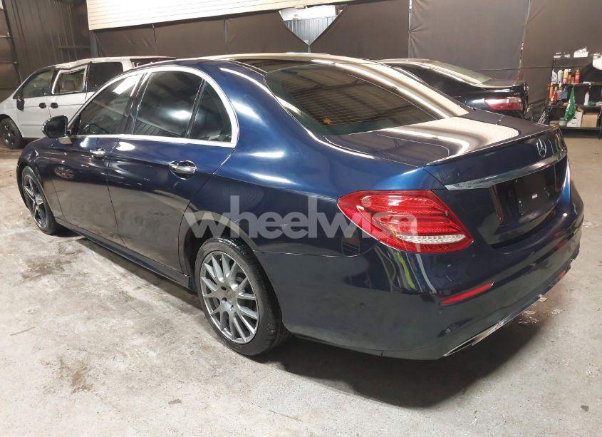 Photo 3 of 2019 Mercedes-benz E 300 4MATIC (VIN WDDZF4KB5KA563057)