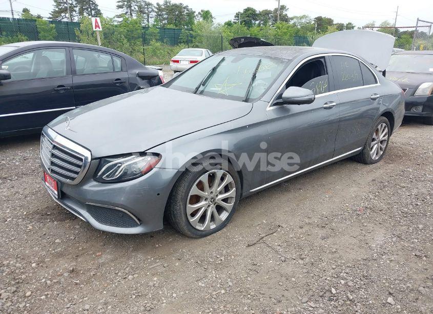 Photo 2 of 2019 Mercedes-benz E 300 4MATIC (VIN WDDZF4KB9KA575468)