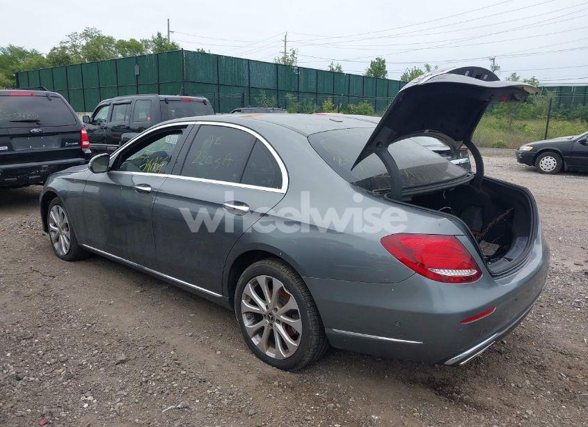 Photo 3 of 2019 Mercedes-benz E 300 4MATIC (VIN WDDZF4KB9KA575468)