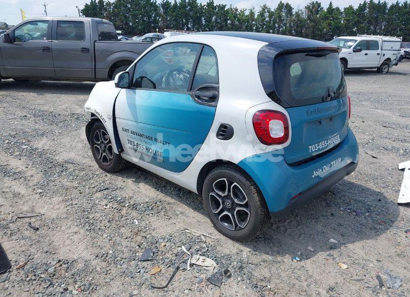 Photo 3 of 2016 Smart Fortwo PASSION/PRIME/PROXY/PURE (VIN WMEFJ5DA4GK069572)