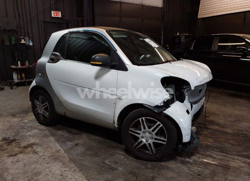 2016 Smart Fortwo PASSION/PRIME/PROXY/PURE (VIN WMEFJ5DA8GK126176) main photo