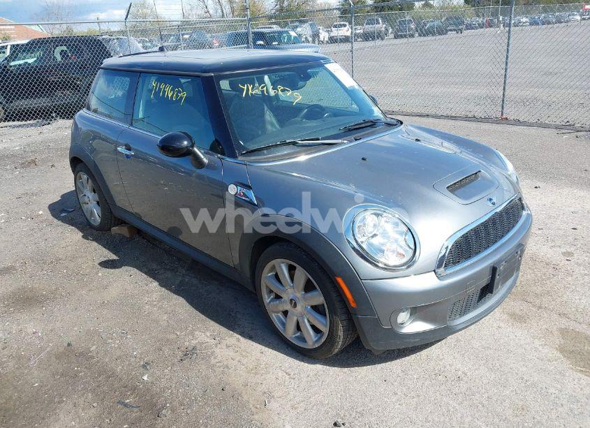 2007 Mini Cooper S (VIN WMWMF73587TT84728) main photo