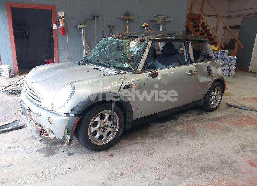 Photo 2 of 2005 Mini Cooper (VIN WMWRC33445TJ65289)