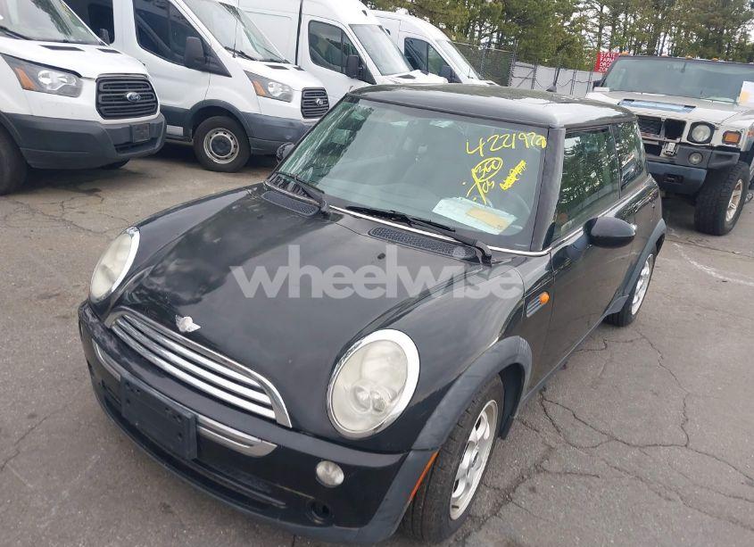 Photo 2 of 2005 Mini Cooper (VIN WMWRC33535TJ70850)