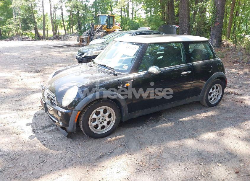 Photo 2 of 2005 Mini Cooper (VIN WMWRC33545TJ70677)