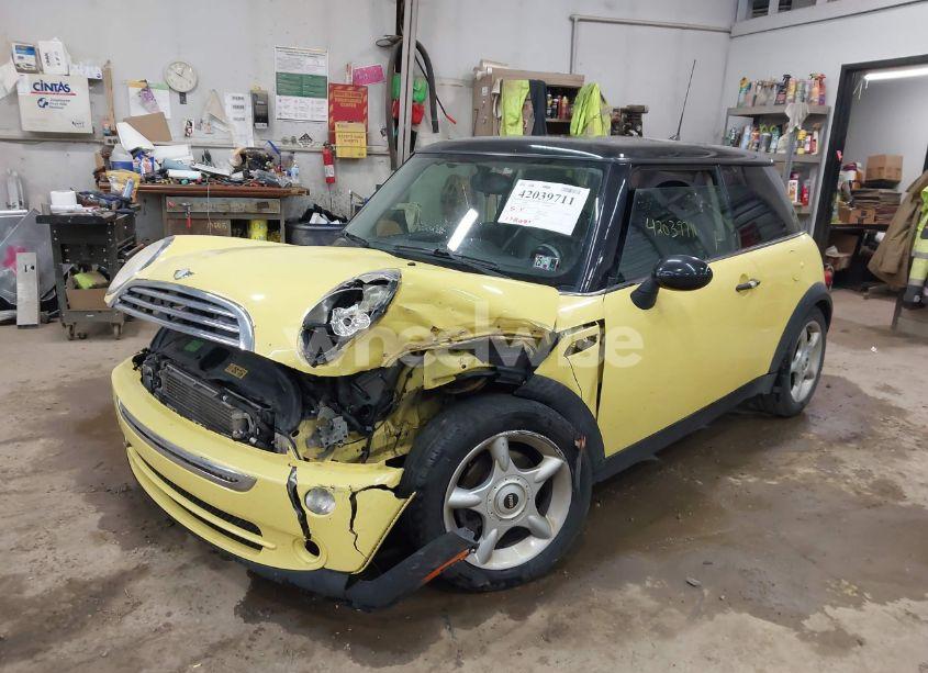 Photo 2 of 2005 Mini Cooper (VIN WMWRC33595TJ70125)