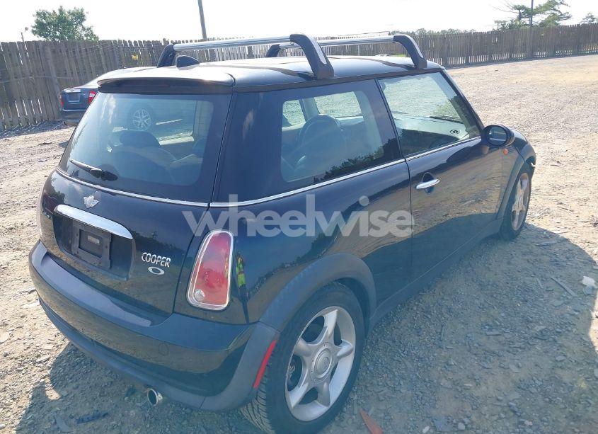 Photo 4 of 2005 Mini Cooper (VIN WMWRC335X5TJ72336)