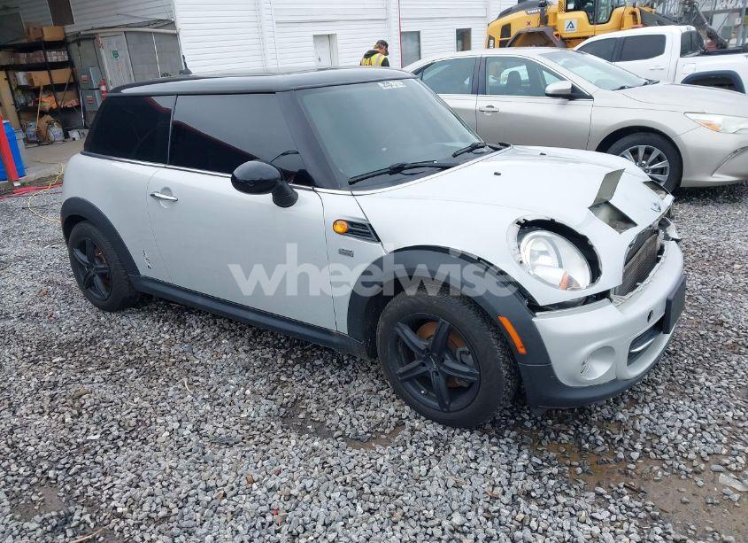 2011 Mini Cooper (VIN WMWSU3C51BT181694) main photo