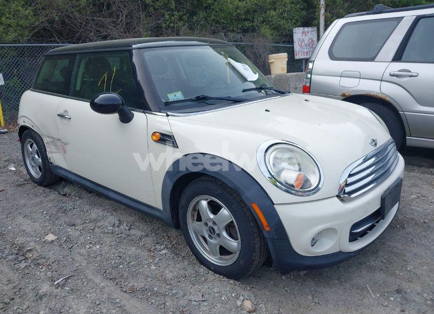 2011 Mini Cooper (VIN WMWSU3C59BTX95912) main photo