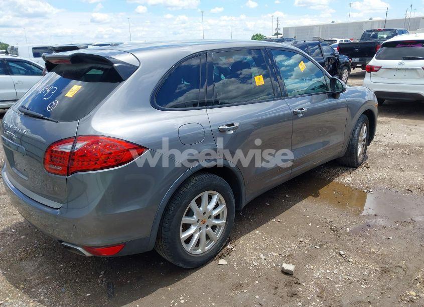 Photo 4 of 2013 Porsche Cayenne N/A (VIN WP1AA2A20DLA02427)