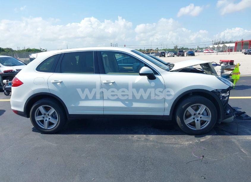 Photo 13 of 2014 Porsche Cayenne N/A (VIN WP1AA2A20ELA02638)