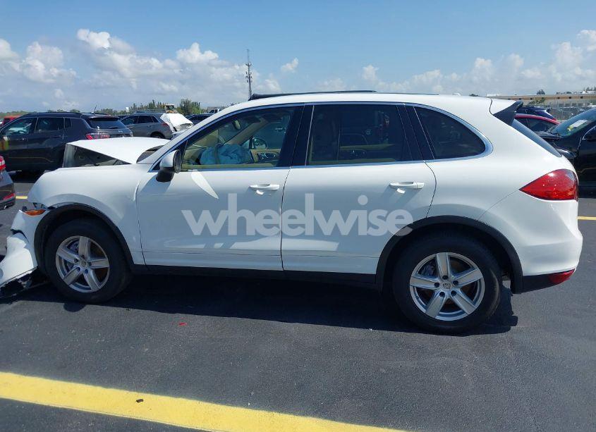 Photo 14 of 2014 Porsche Cayenne N/A (VIN WP1AA2A20ELA02638)