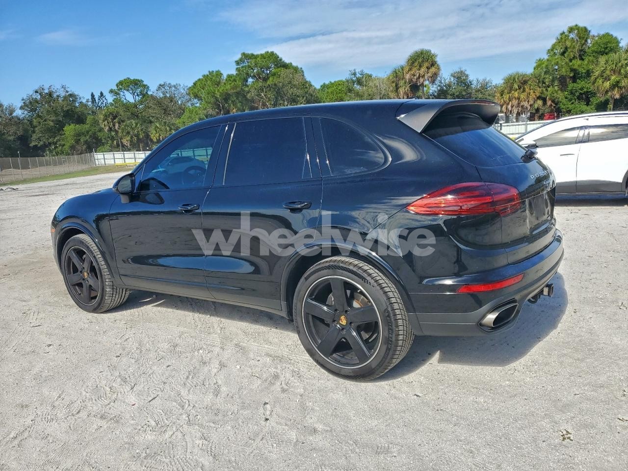 Photo 2 of 2018 PORSCHE CAYENNE (VIN WP1AA2A21JKA06665)
