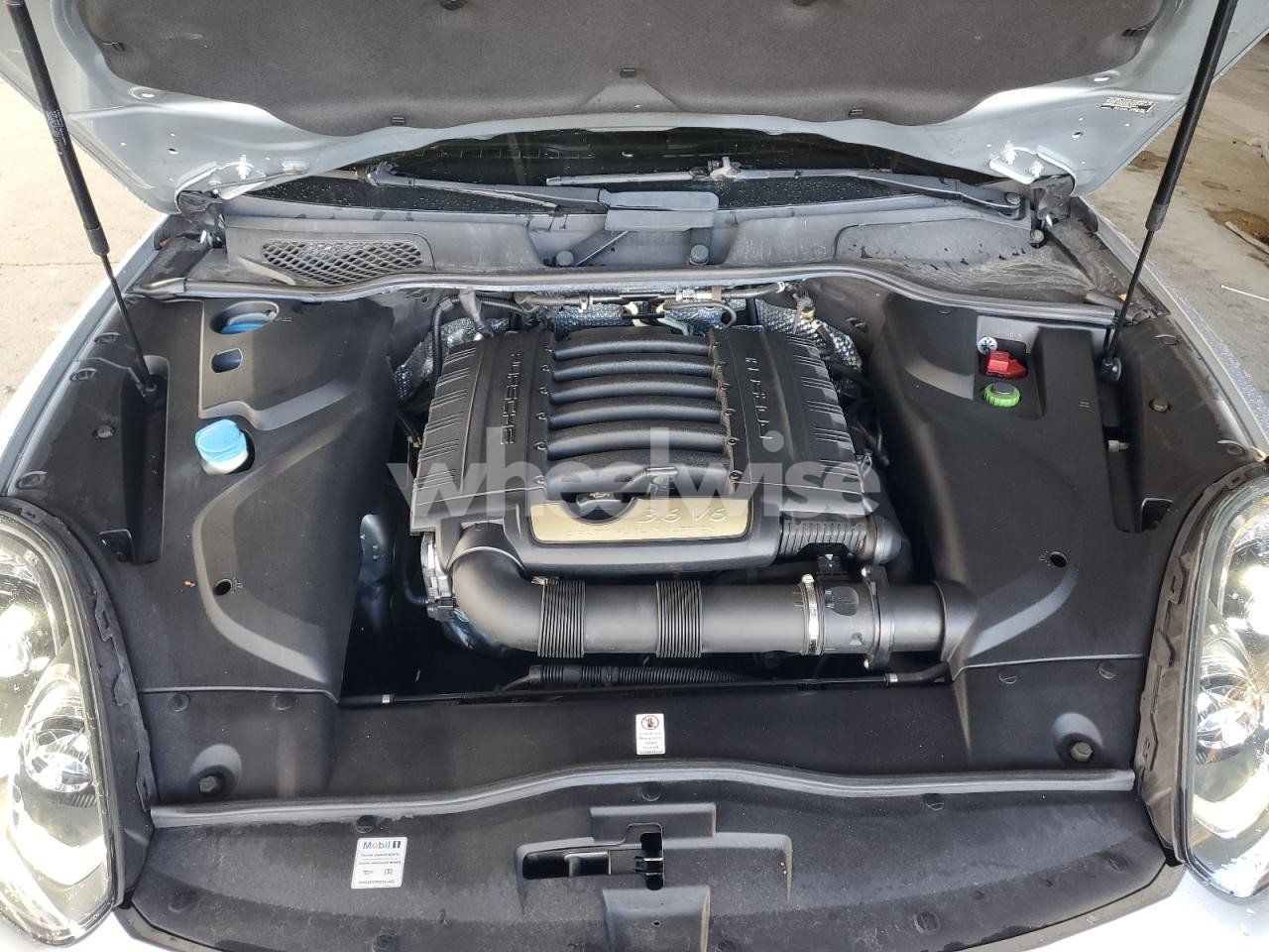 Photo 12 of 2018 PORSCHE CAYENNE N/A (VIN WP1AA2A23JKA06666)