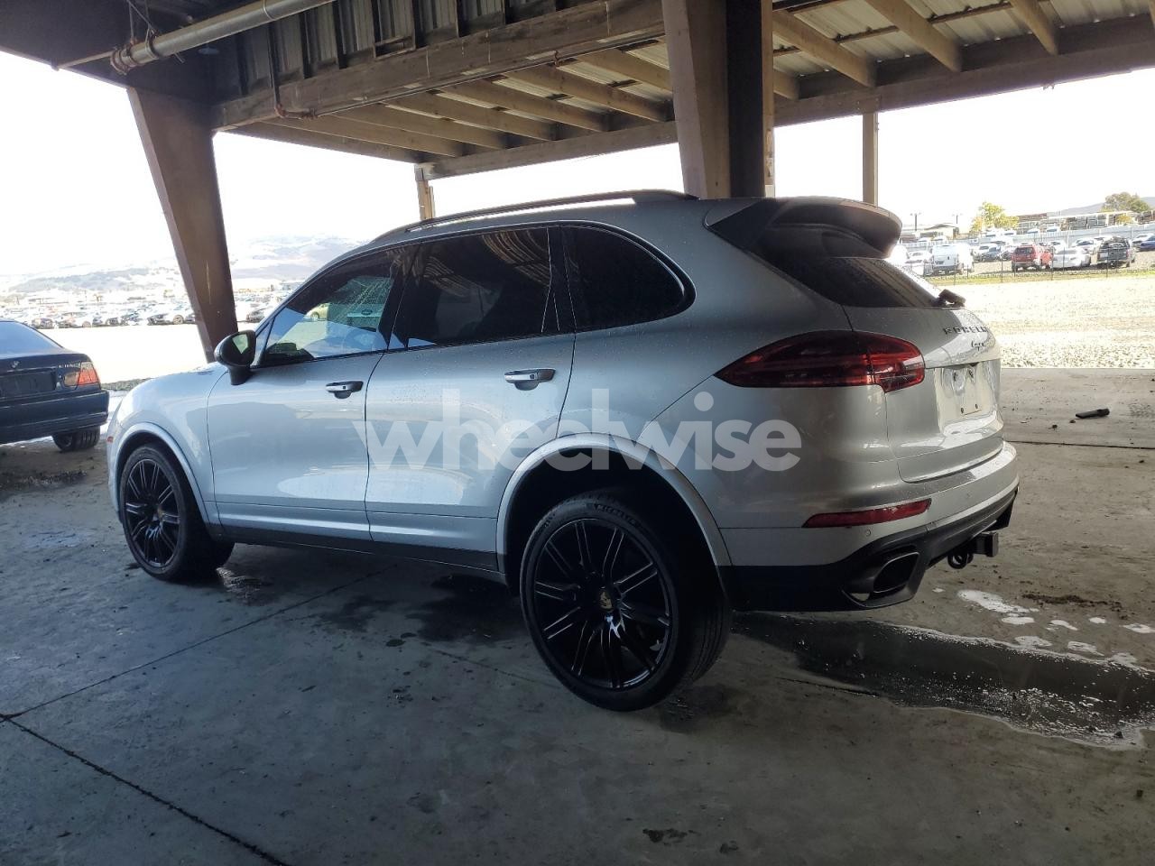 Photo 2 of 2018 PORSCHE CAYENNE N/A (VIN WP1AA2A23JKA06666)
