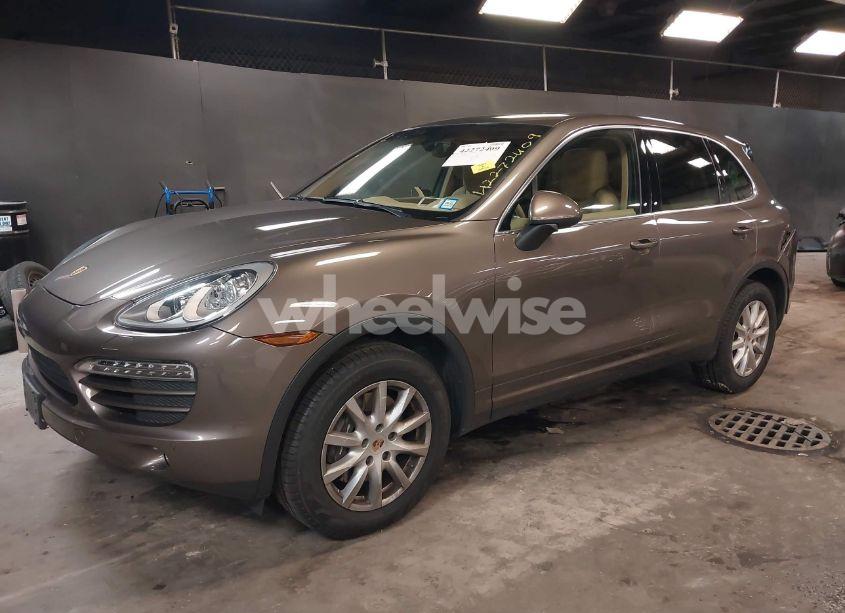 Photo 2 of 2014 Porsche Cayenne N/A (VIN WP1AA2A26ELA93026)