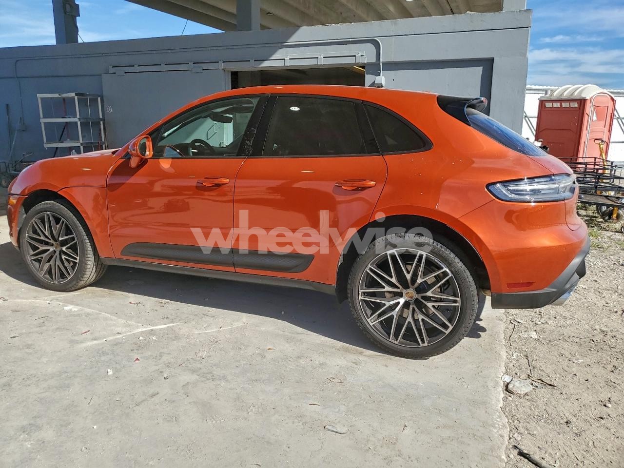 Photo 2 of 2025 PORSCHE MACAN BASE (VIN WP1AA2A56SLB11871)
