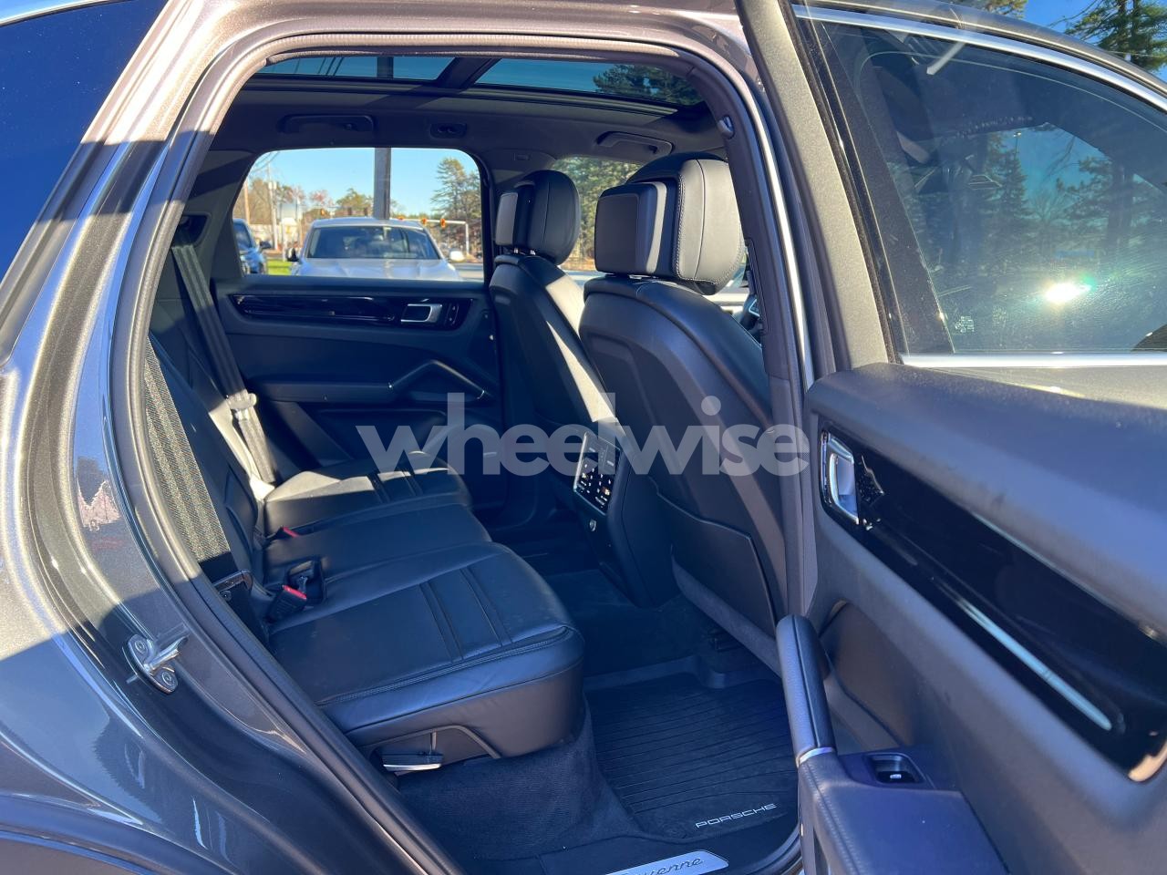 Photo 6 of 2020 PORSCHE CAYENNE N/A (VIN WP1AA2AY3LDA09949)
