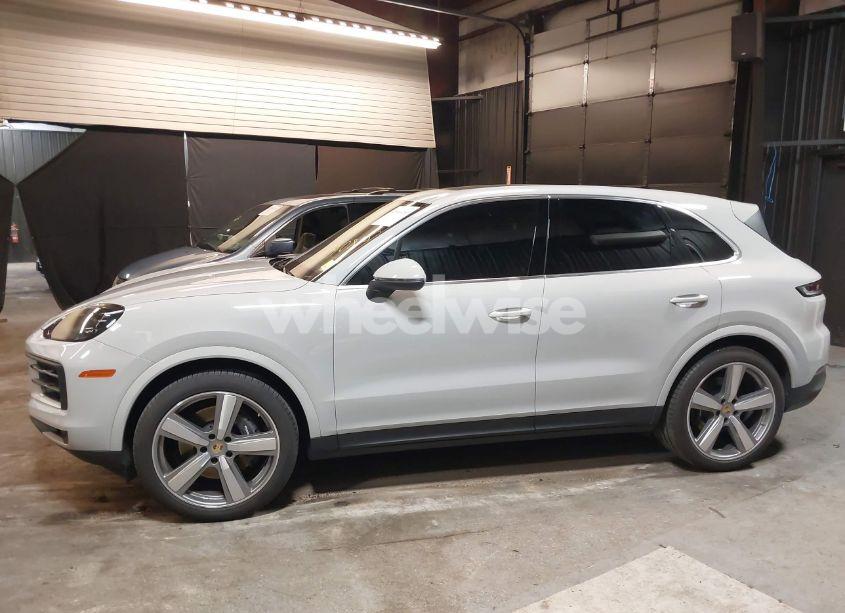 Photo 14 of 2024 Porsche Cayenne N/A (VIN WP1AA2AY5RDA01585)