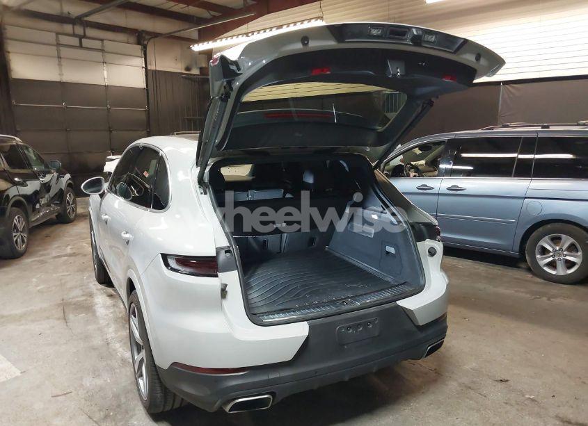 Photo 3 of 2024 Porsche Cayenne N/A (VIN WP1AA2AY5RDA01585)