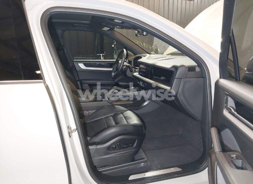 Photo 5 of 2024 Porsche Cayenne N/A (VIN WP1AA2AY5RDA01585)