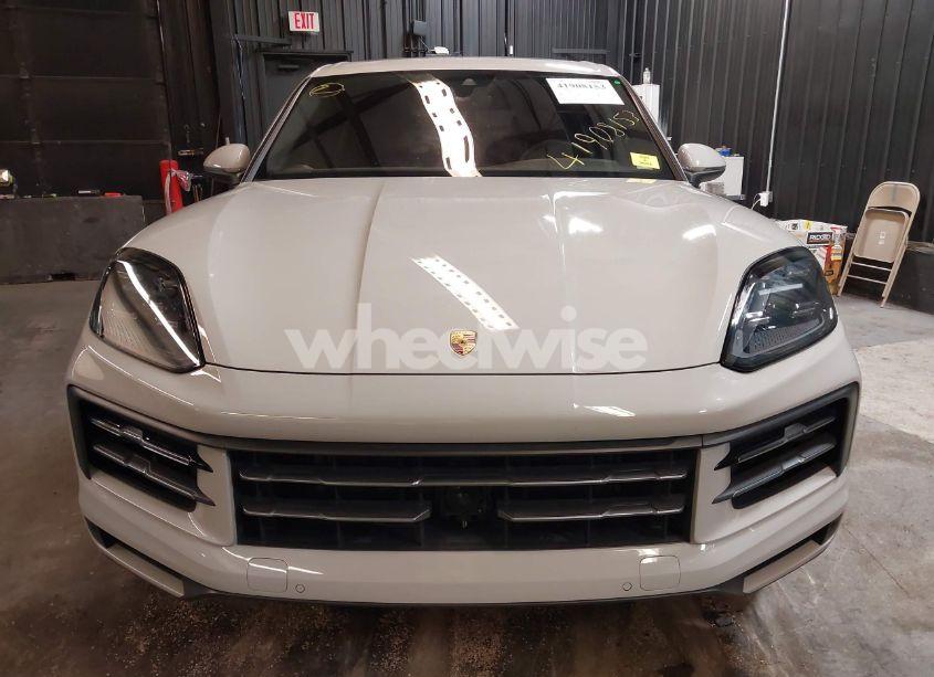 Photo 6 of 2024 Porsche Cayenne N/A (VIN WP1AA2AY5RDA01585)