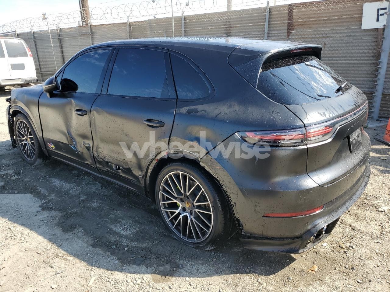 Photo 2 of 2019 PORSCHE CAYENNE N/A (VIN WP1AA2AYXKDA06013)