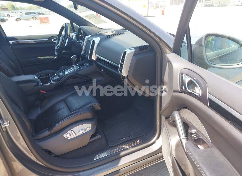 Photo 5 of 2018 Porsche Cayenne S (VIN WP1AB2A21JLA60264)