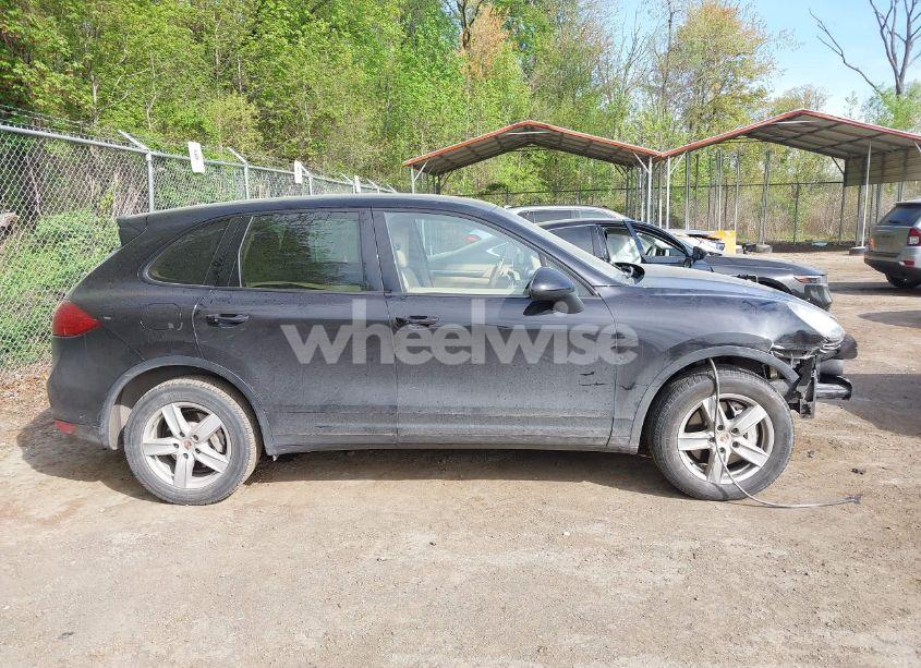 Photo 14 of 2014 Porsche Cayenne S (VIN WP1AB2A27ELA55804)