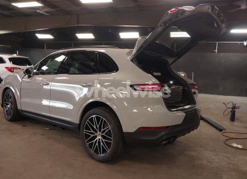 Photo 3 of 2025 Porsche Cayenne E-HYBRID (VIN WP1AE2AY2SDA16359)