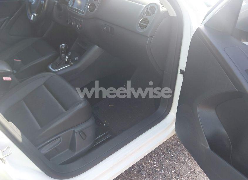 Photo 5 of 2014 Volkswagen Tiguan SE (VIN WVGAV3AX0EW598528)