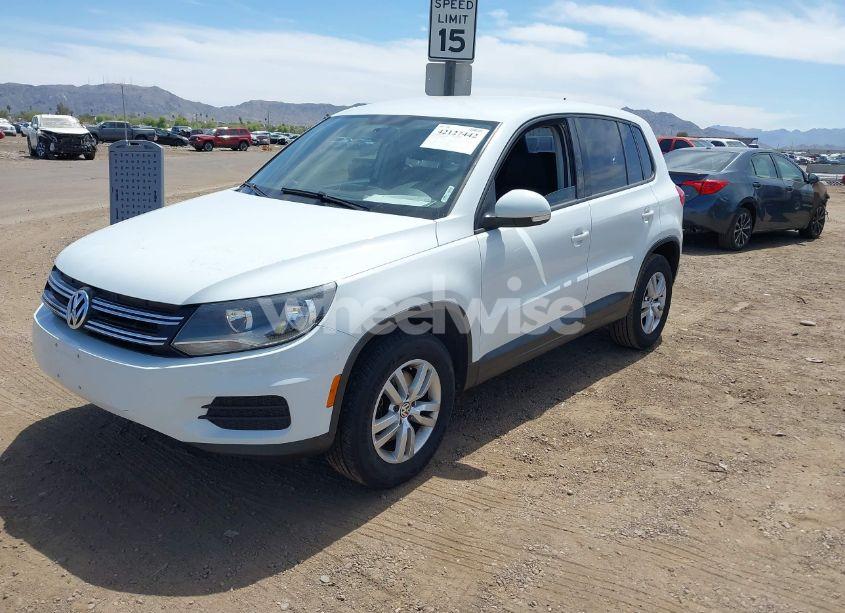 Photo 2 of 2014 Volkswagen Tiguan S (VIN WVGAV3AX5EW580879)