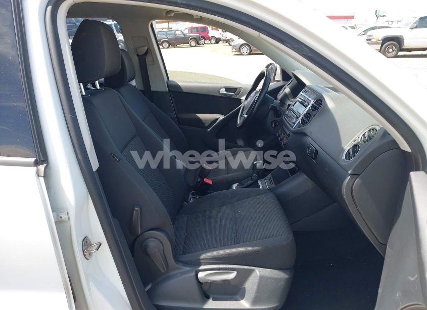 Photo 5 of 2014 Volkswagen Tiguan S (VIN WVGAV3AX5EW580879)