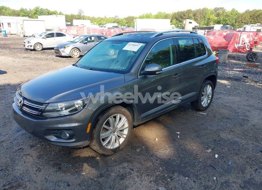 Photo 2 of 2013 Volkswagen Tiguan SE (VIN WVGAV3AX7DW624136)