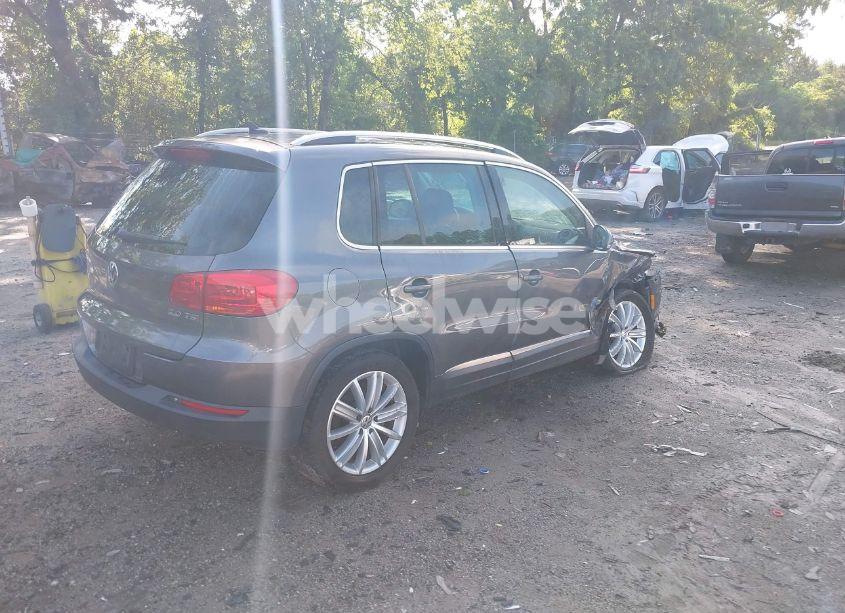 Photo 4 of 2013 Volkswagen Tiguan SE (VIN WVGAV3AX7DW624136)