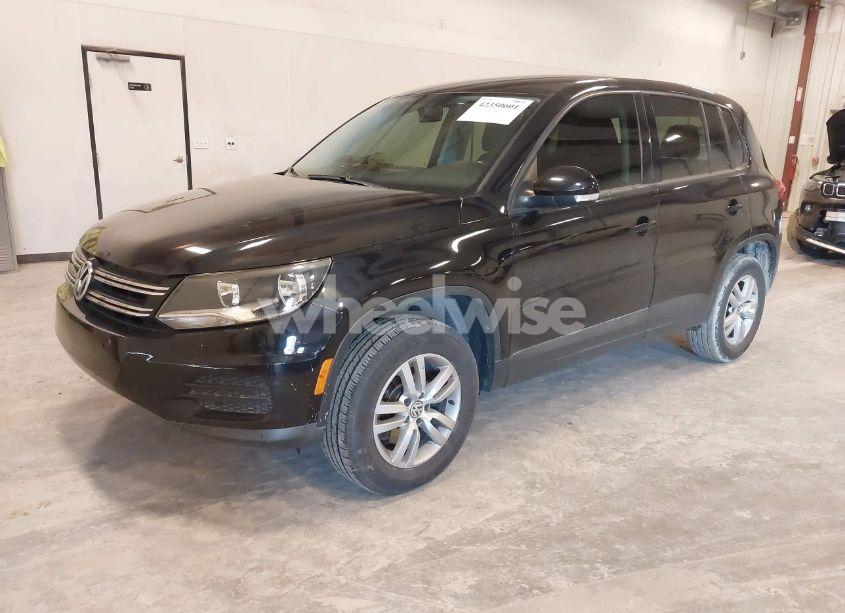 Photo 2 of 2014 Volkswagen Tiguan S (VIN WVGAV3AX9EW614094)