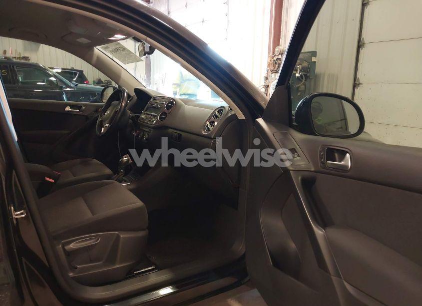 Photo 5 of 2014 Volkswagen Tiguan S (VIN WVGAV3AX9EW614094)