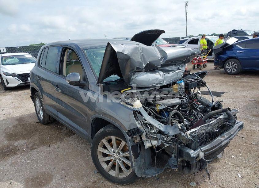 2014 Volkswagen Tiguan SE (VIN WVGAV3AXXEW507569) main photo