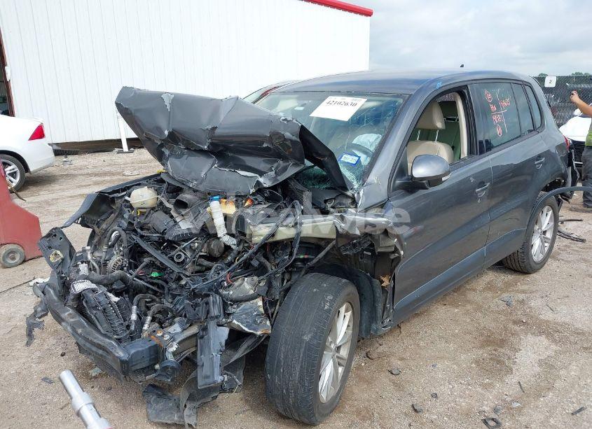 Photo 2 of 2014 Volkswagen Tiguan SE (VIN WVGAV3AXXEW507569)
